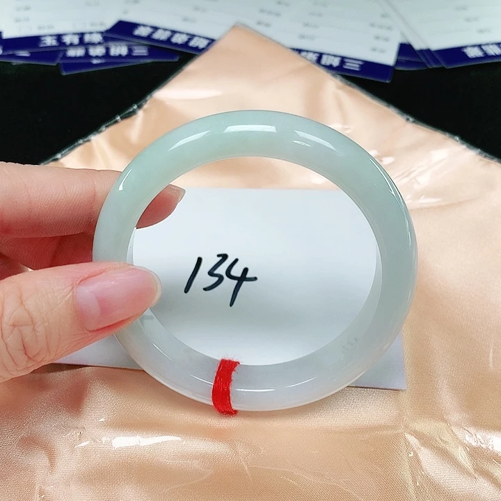 翡翠手镯未镶嵌翡翠手镯未镶嵌