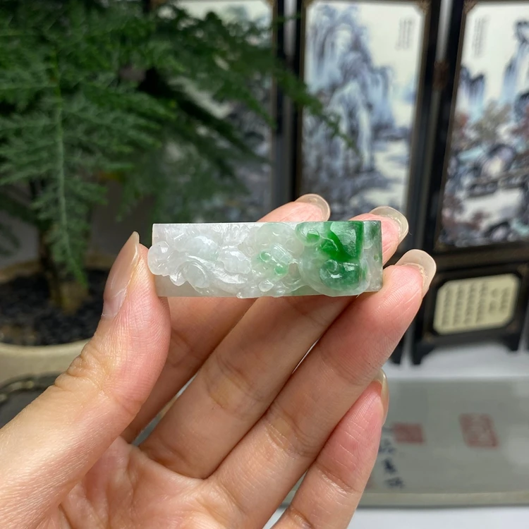 俏色阳绿草龙手牌吊坠 毛货  天然翡翠A货