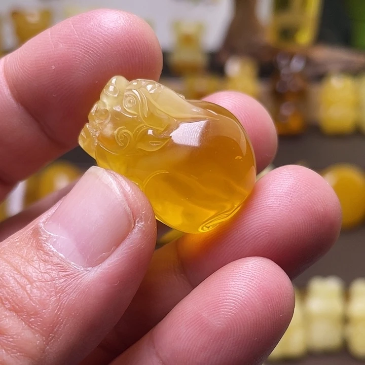 琥珀未镶嵌裸石吊坠