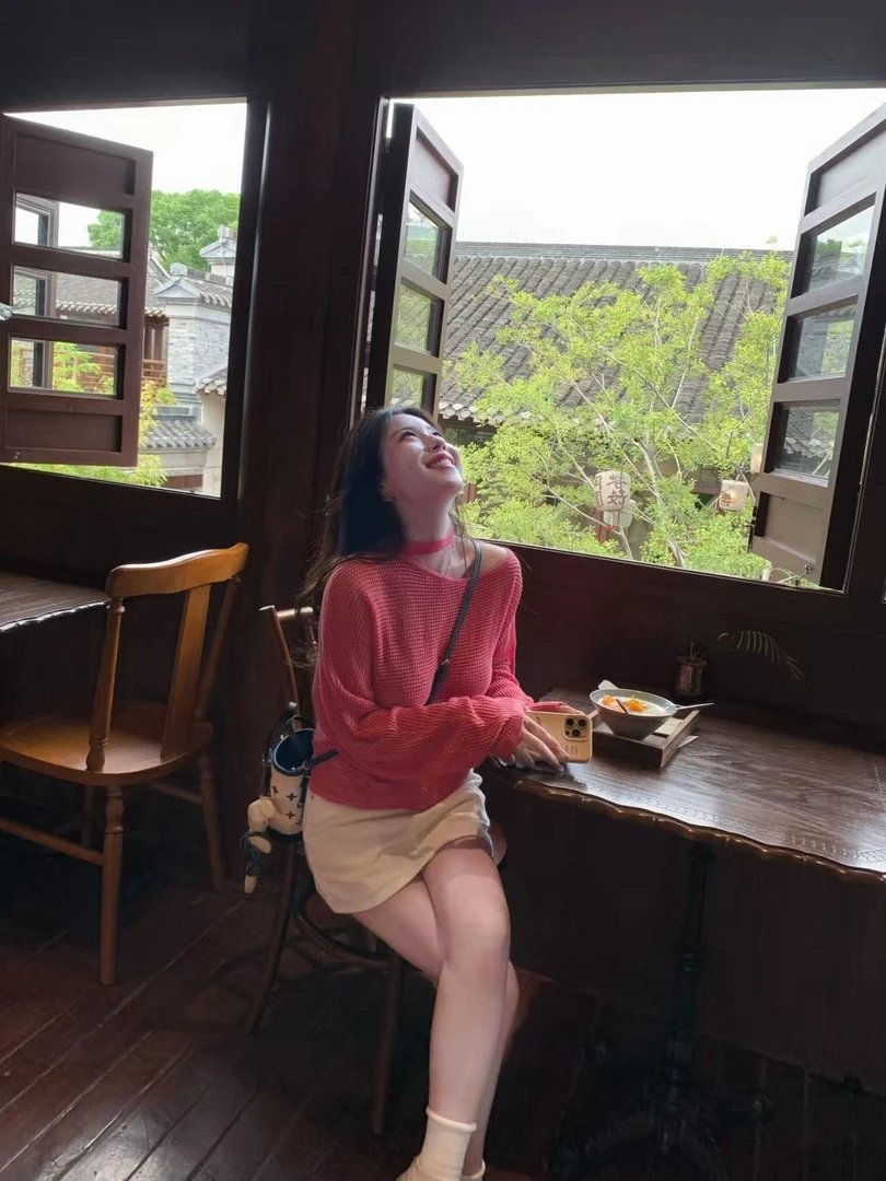 秋季2025新款韩系针织衫女镂空挂脖别致长袖设计感上衣百搭半裙