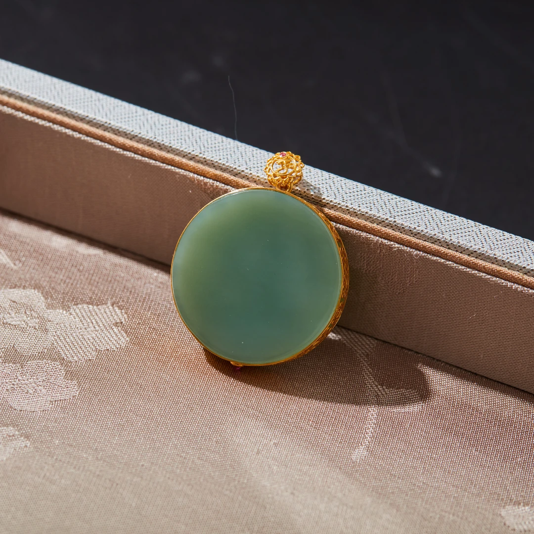 子乔珠玉集 · 18K粉青圆牌吊坠#SJMD120010