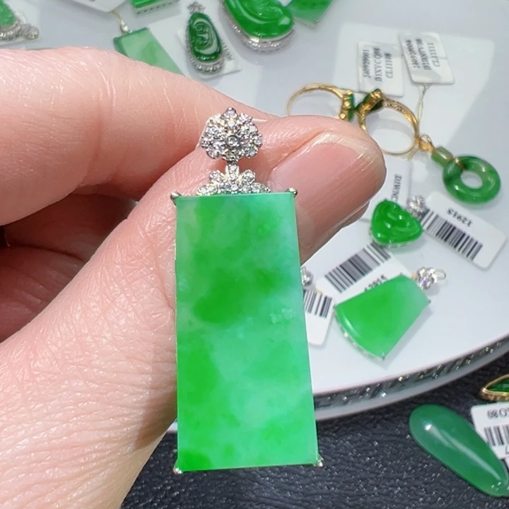 颈饰18K金镶嵌翡翠