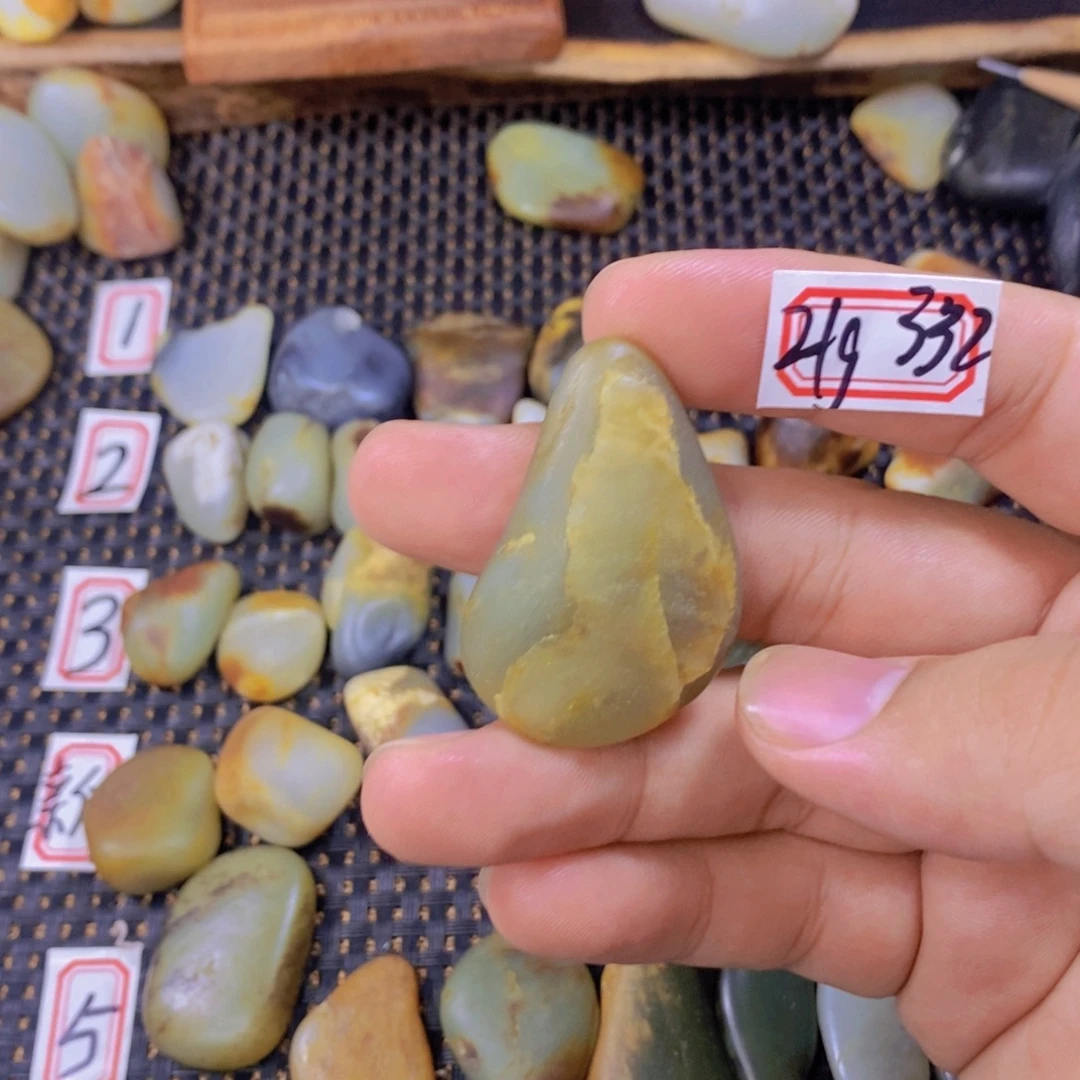 颈饰未镶嵌和田玉（糖玉）