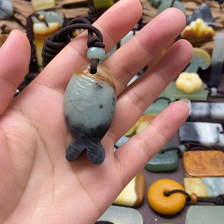 蛇纹石玉未镶嵌颈饰