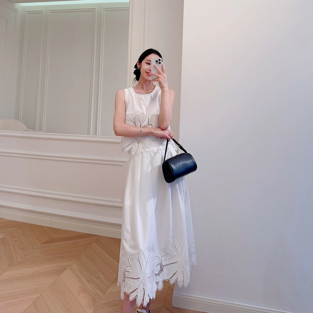嫚渡夏季度假风纯棉浮雕感镂空绣花圆领背心松紧腰半裙时尚套装