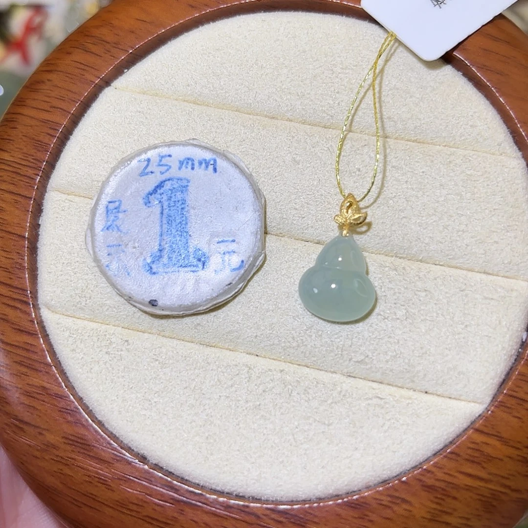 翡翠18K金镶嵌颈饰葫芦