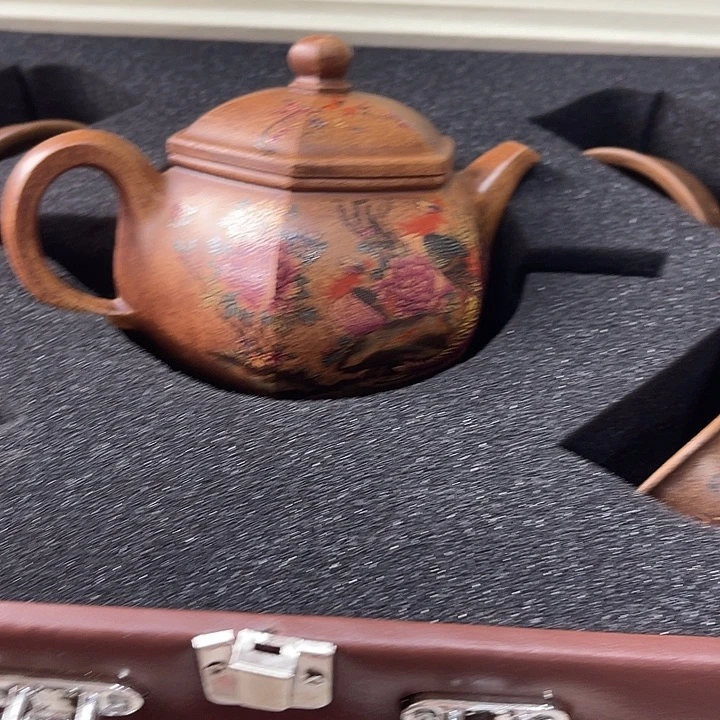 红泥茶壶原矿泥料手工制作的一把紫砂壶。