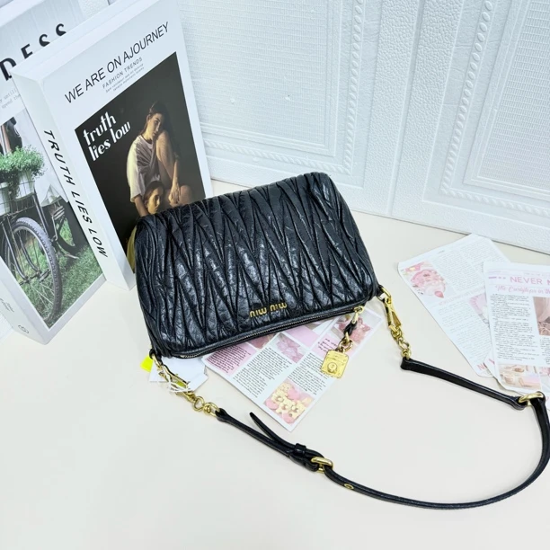 95新 MIU MIU/缪缪 黑色褶皱大麻将单肩包