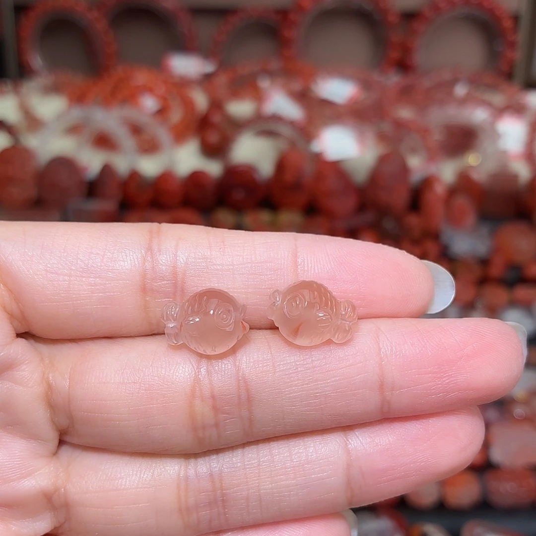 南红玛瑙未镶嵌颈饰通孔小鱼一对