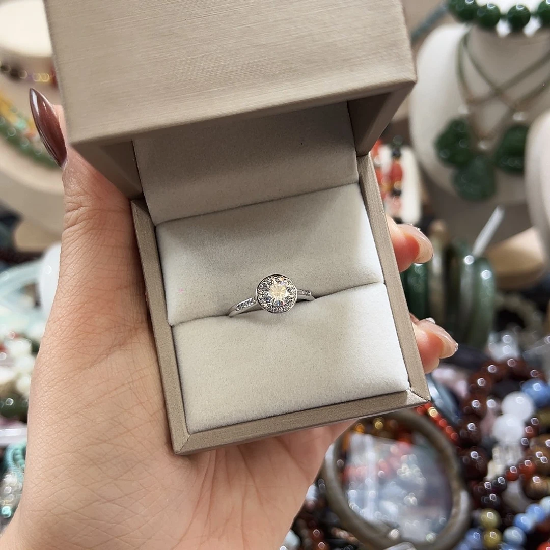 银S925镀金镶嵌戒指玛瑙/玉髓一克拉莫桑钻2.8克左右