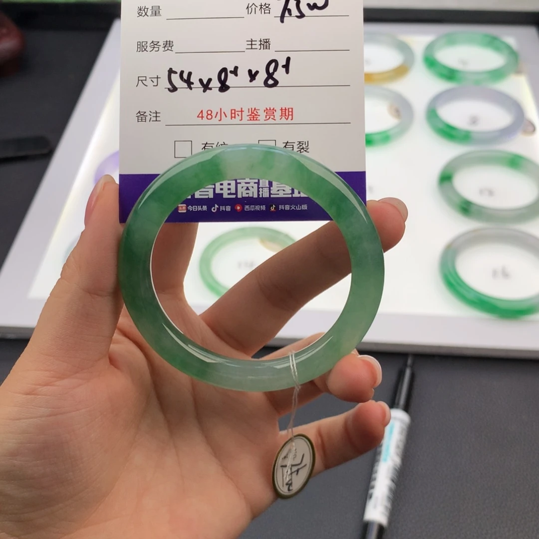 翡翠手镯未镶嵌无翡翠手镯