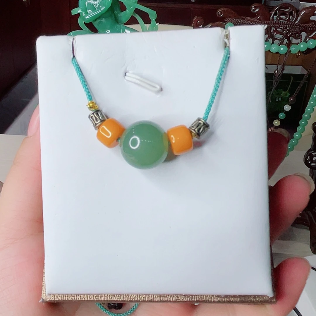 颈饰未镶嵌密玉（石英质玉）