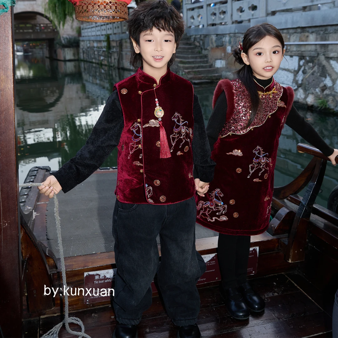 【琨萱】“马上有钱”男女童新中式国风织锦汉服马甲WI67S143