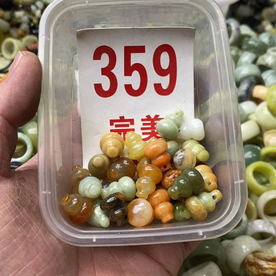 蛇纹石玉挂坠未镶嵌