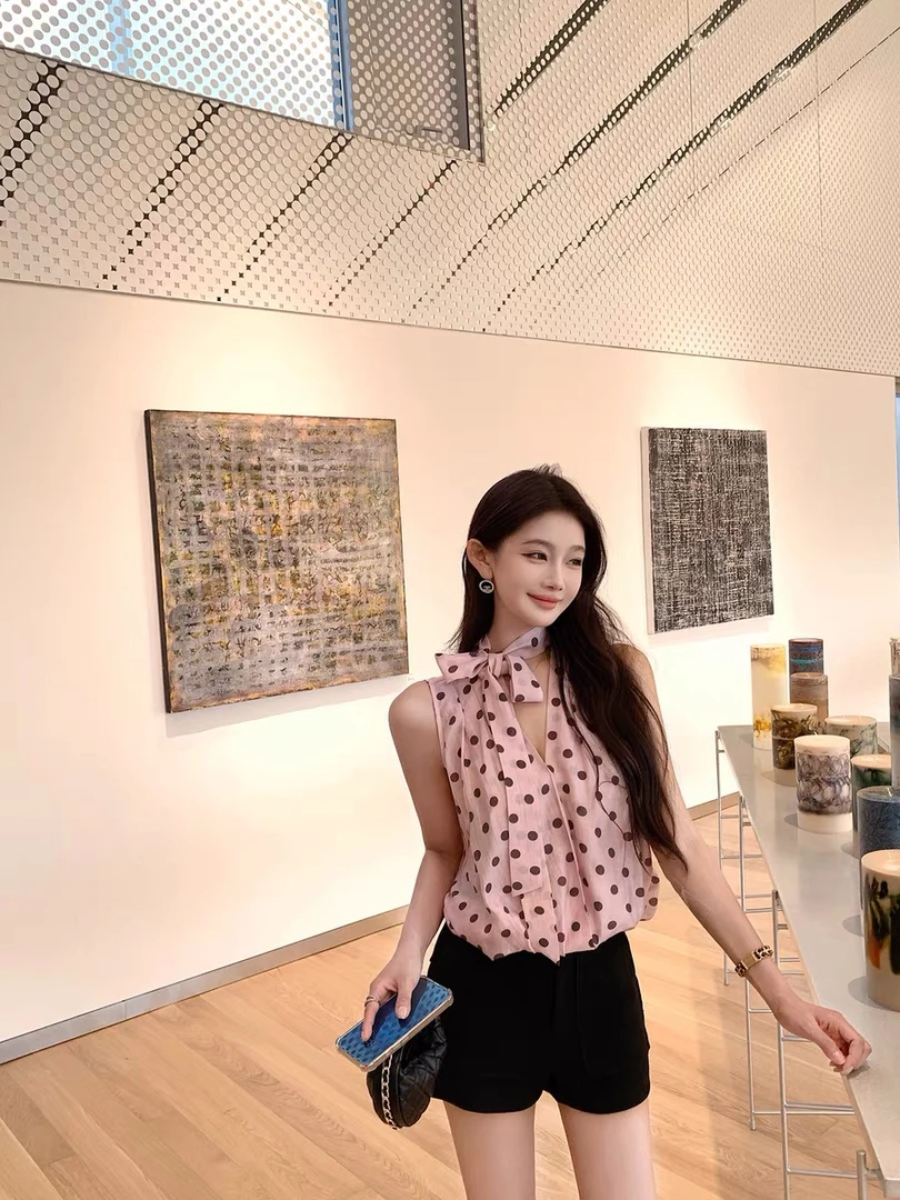 夏季新款纯欲慵懒风女装气质蝴蝶结挂脖波点上衣休闲宽松短裤套装