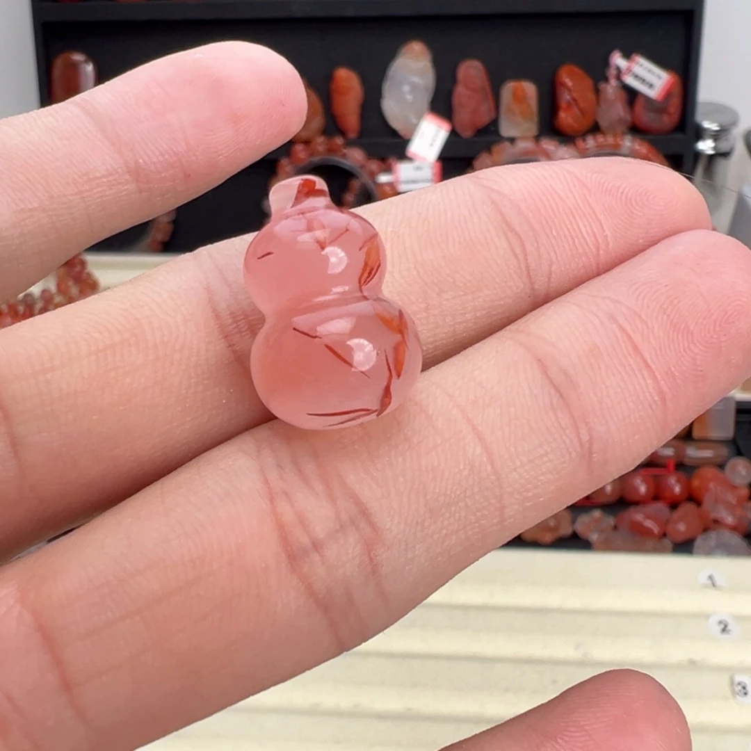 郭***顺南红玛瑙未镶嵌颈饰葫芦