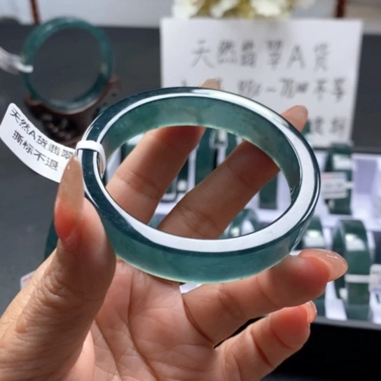 翡翠手镯未镶嵌洁