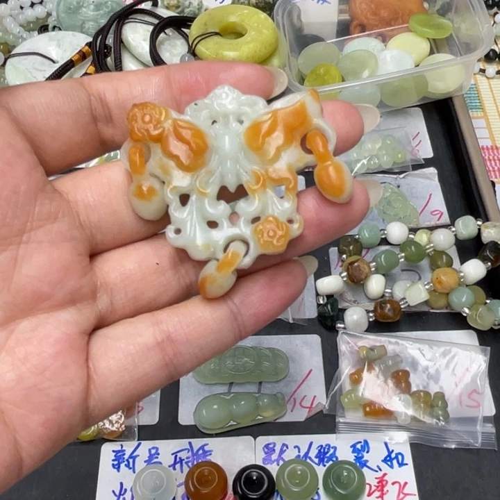 伊***兔蛇纹石玉合金颈饰