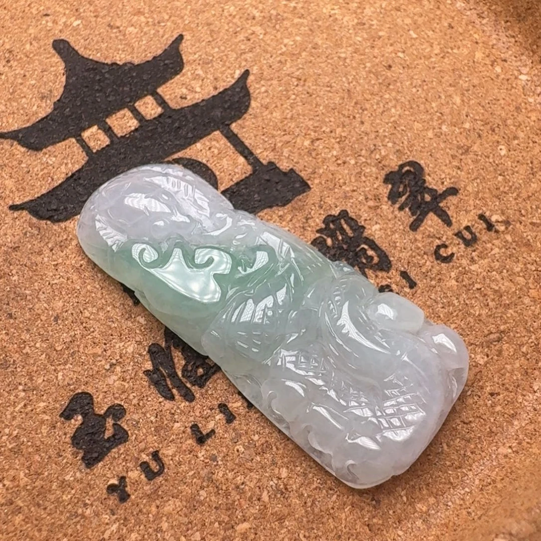 翡翠未镶嵌颈饰蛇牌