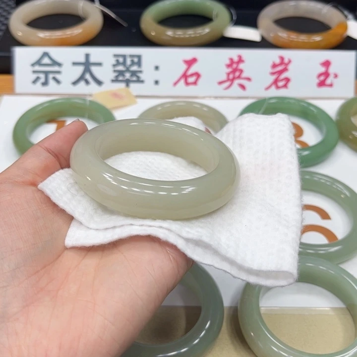 未镶嵌手镯石英质玉一**江