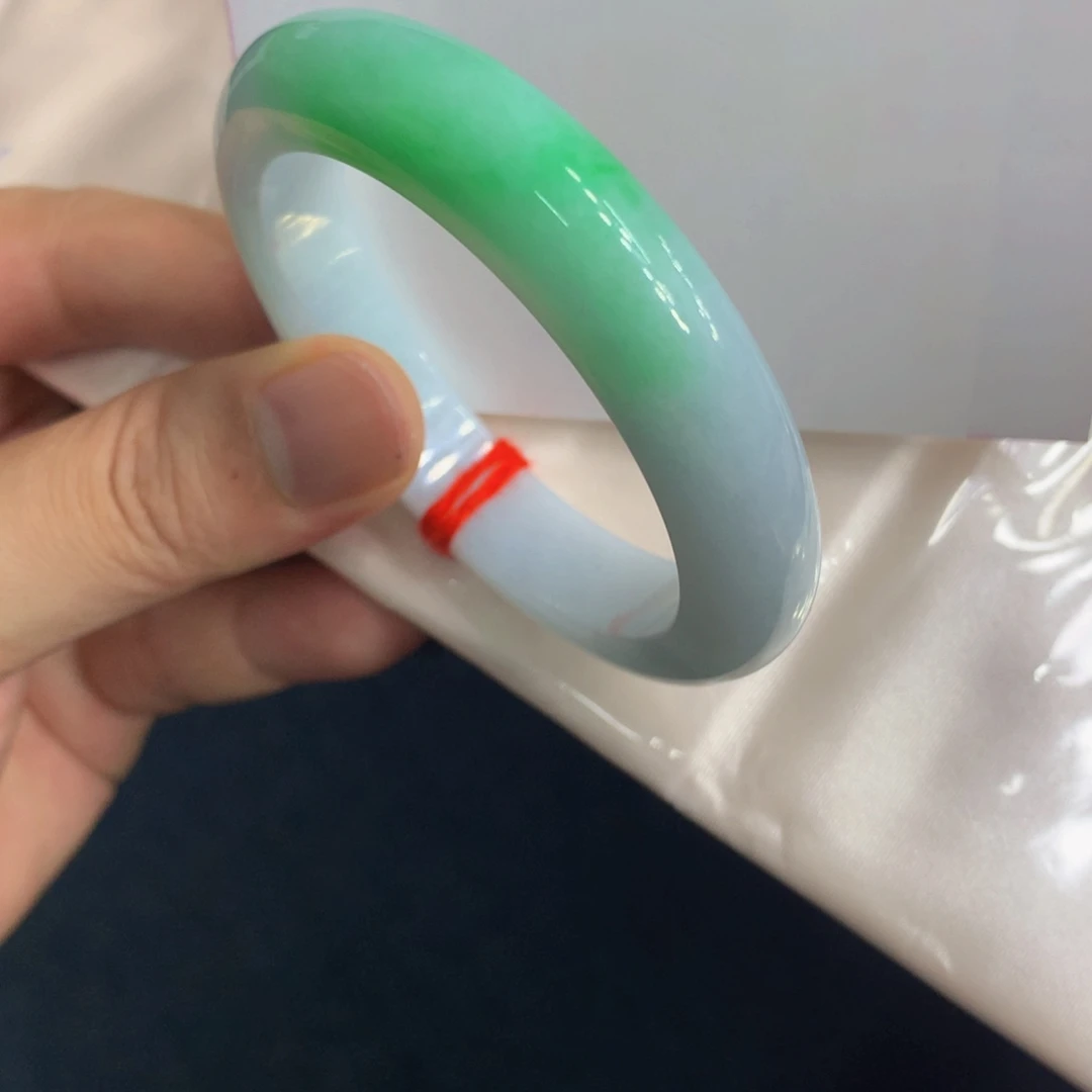 未镶嵌手镯翡翠翡翠手镯白底青，细腻的3