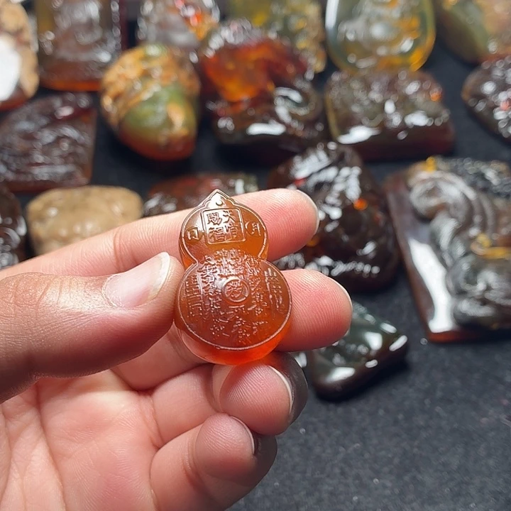顺***水琥珀未镶嵌颈饰,.