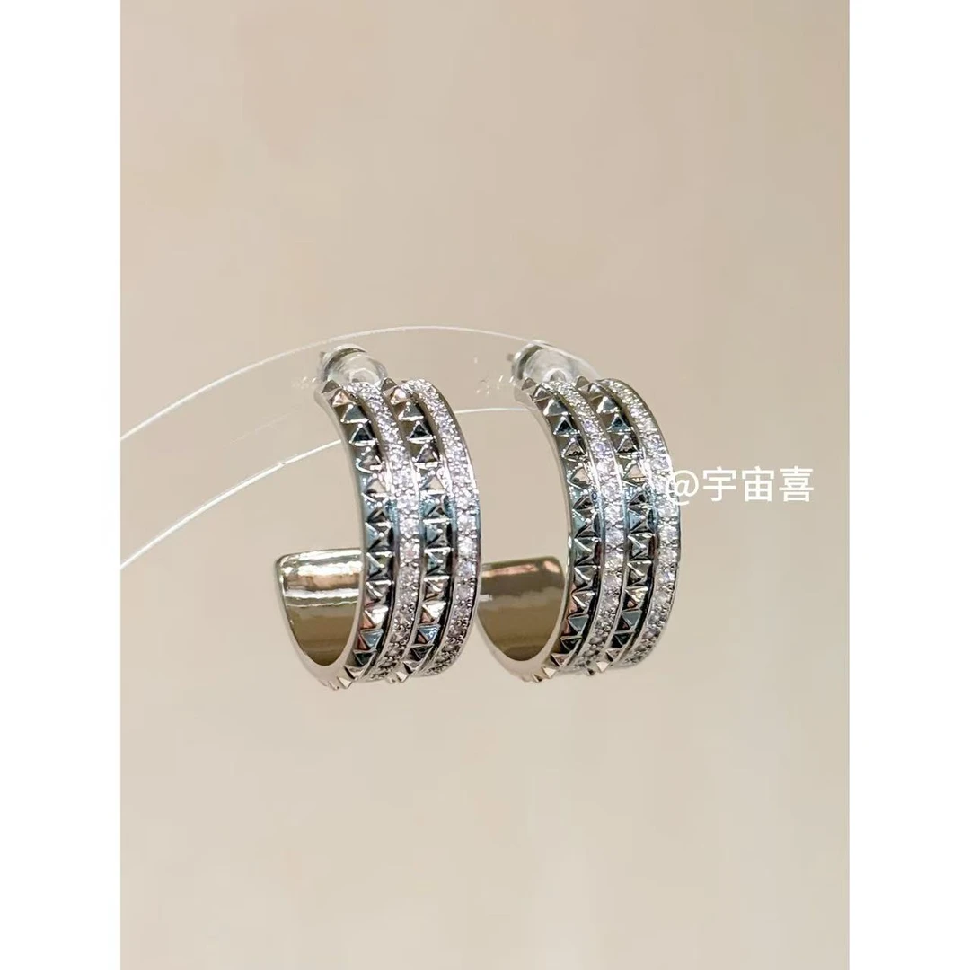 铜合金锆石耳饰 I3-035【铆钉内嵌方形白锆c字宽面银色耳圈】