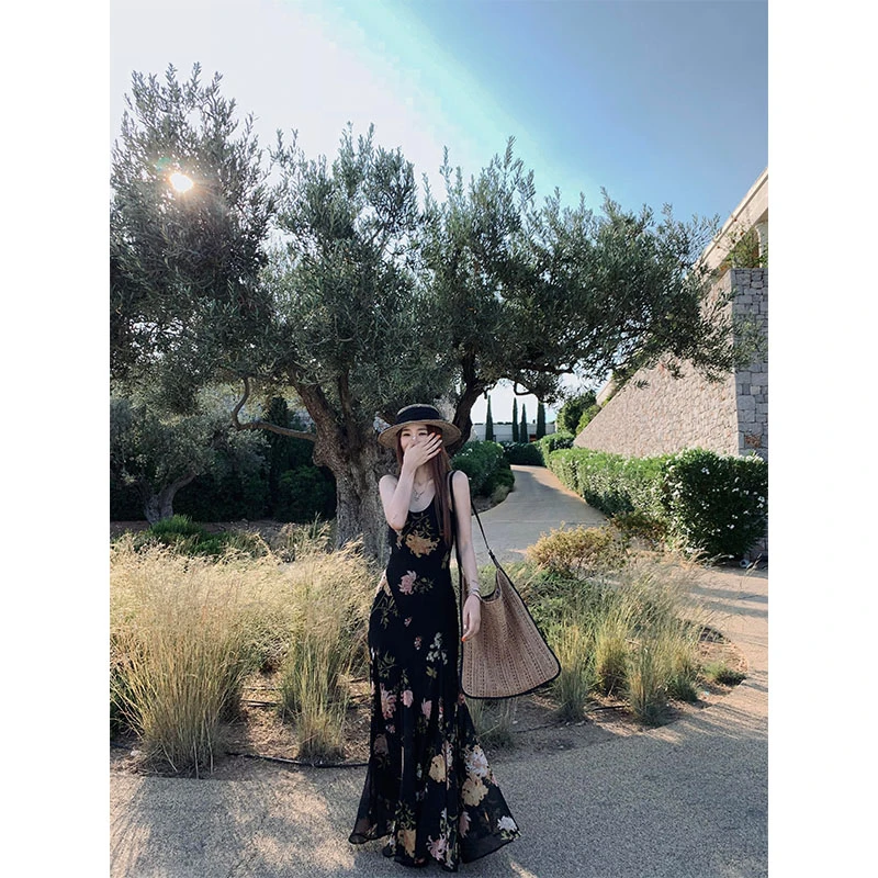 夏季设计款修身显瘦气质时尚高级感韩系印花吊带收腰a字连衣裙女