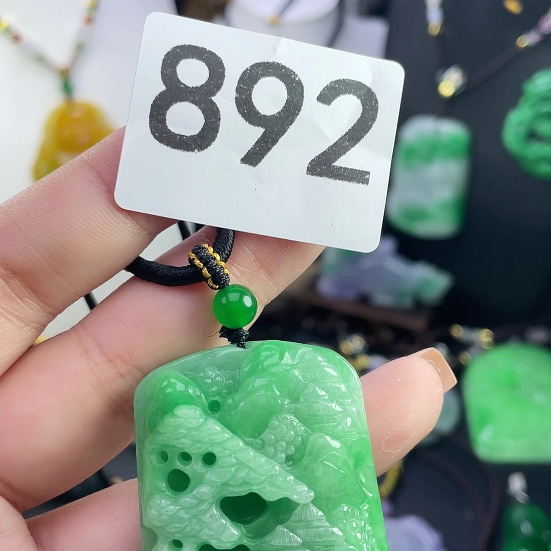 翡翠未镶嵌吊坠(赠链)