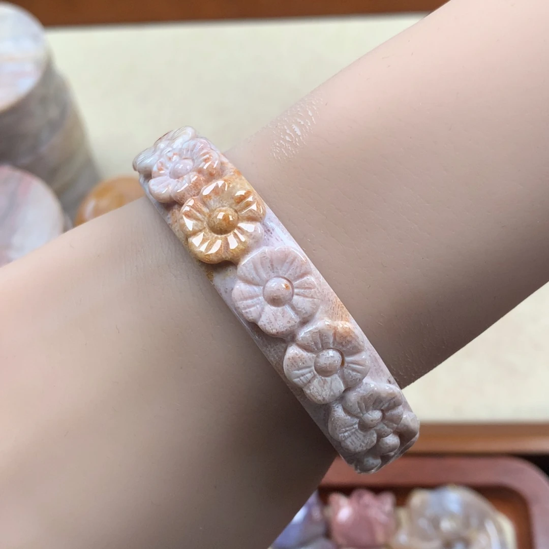 未镶嵌54.5圈口漏300/个。12硅化珊瑚（珊瑚玉）