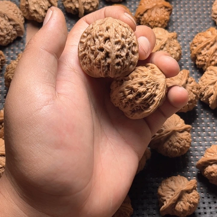 文玩核桃把件n**k核老闷