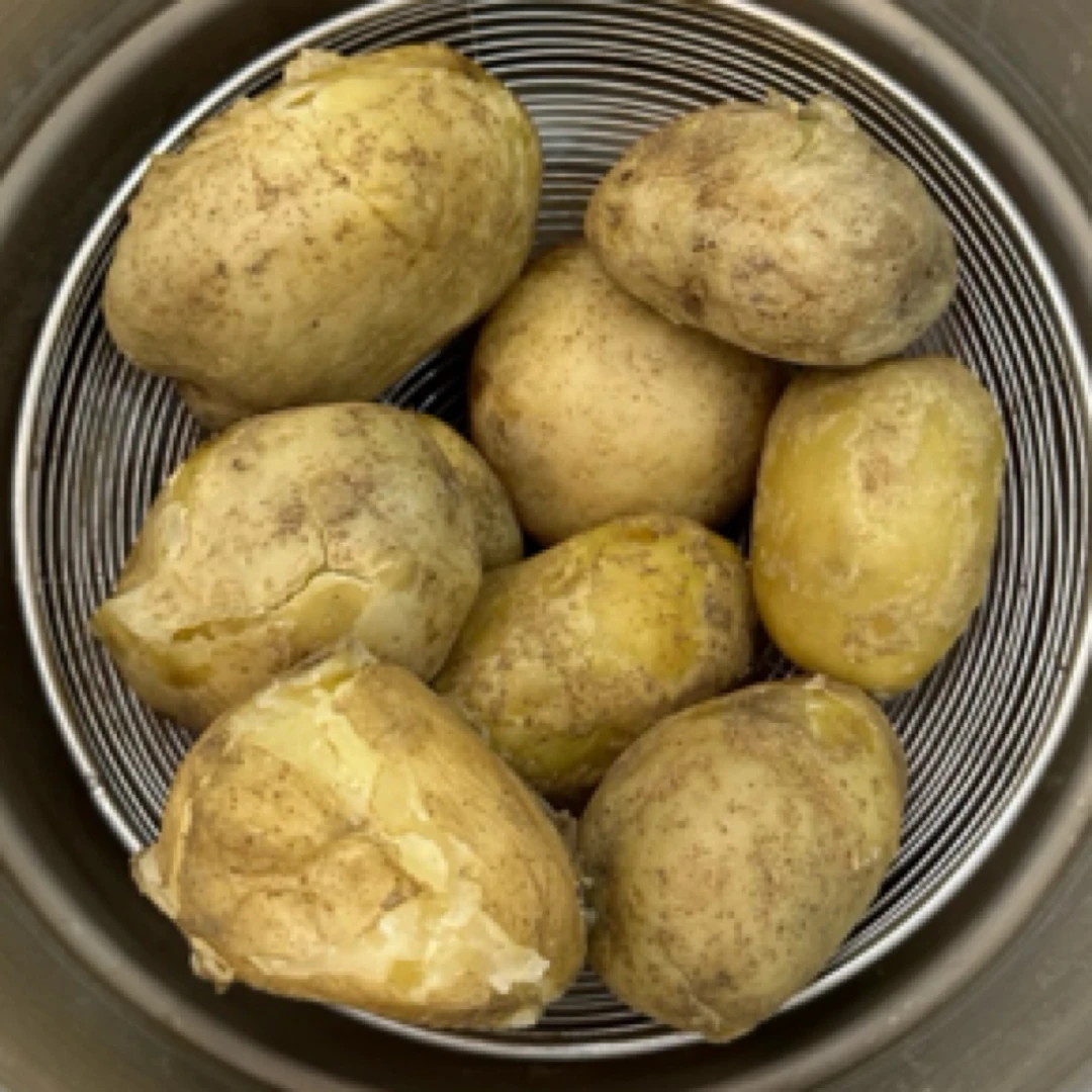 云南巧家新鲜现挖黄皮黄心土豆沙糯粉面口感好