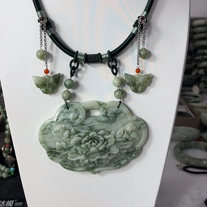 透闪石-蛇纹石玉未镶嵌颈饰