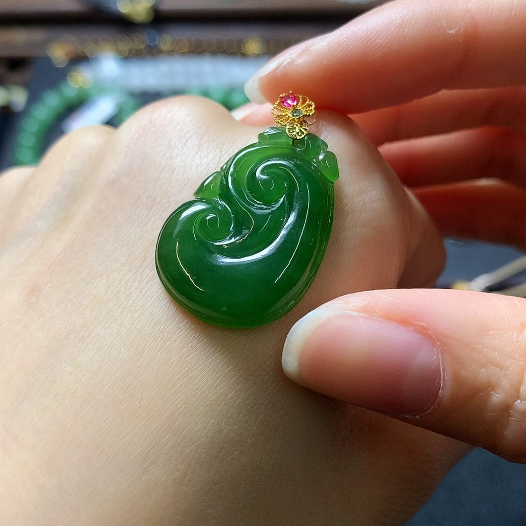 和田玉颈饰18K金镶嵌张*玲