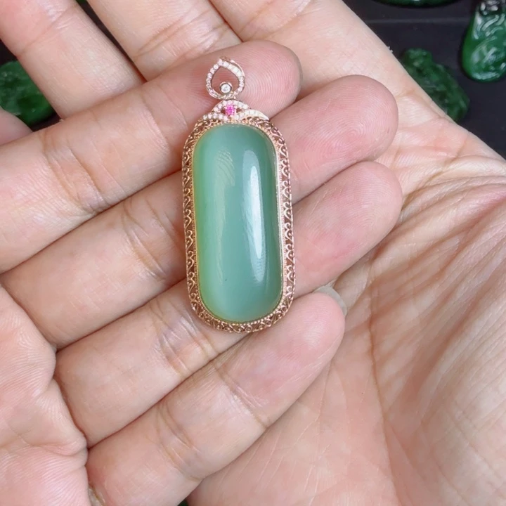 浅***蓝颈饰18K金镶嵌和田玉（碧玉）