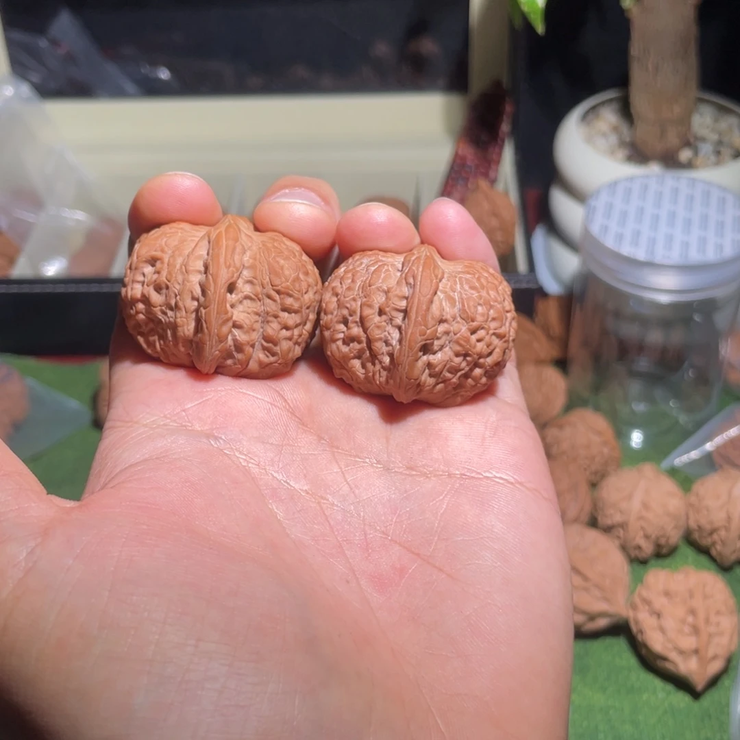 文玩核桃把件38顶货血麒麟