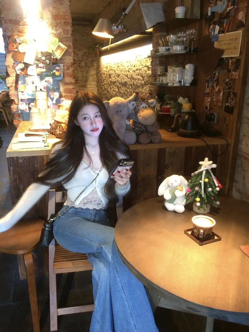 秋季新款网红洋气炸街女装法式纯欲蕾丝拼接上衣修身牛仔裤套装