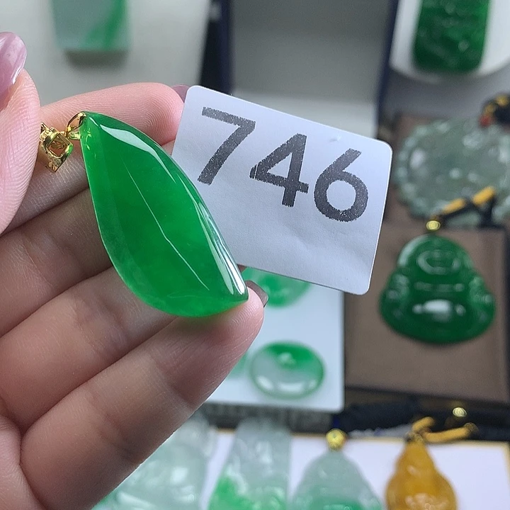 翡翠未镶嵌吊坠(赠链)