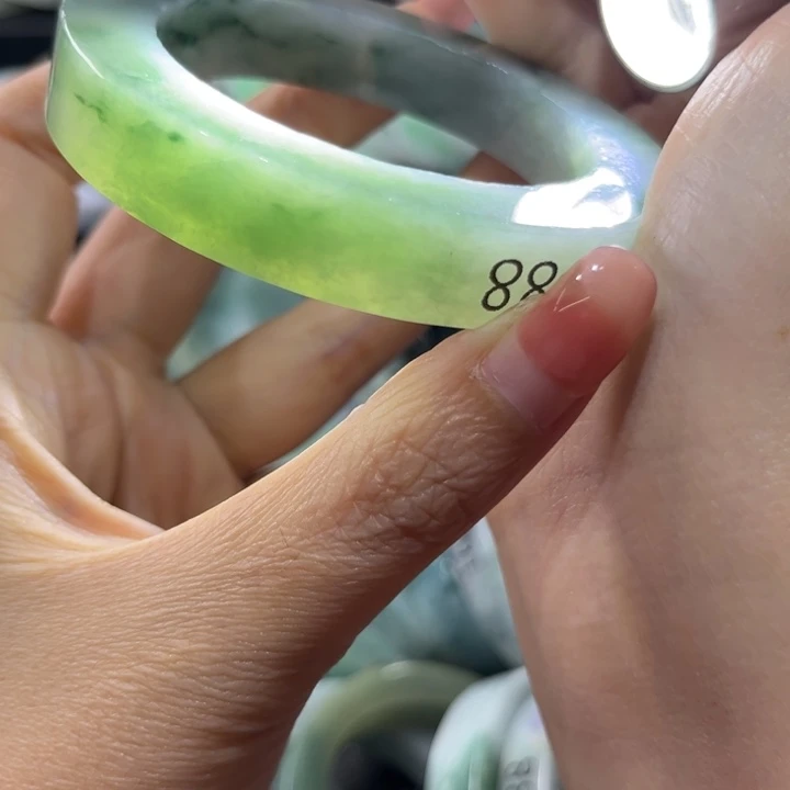 定制翡翠未镶嵌翡翠手镯