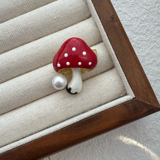 天然淡水珍珠胸针彩色小蘑菇时尚可爱小众ins简约别针配饰合金