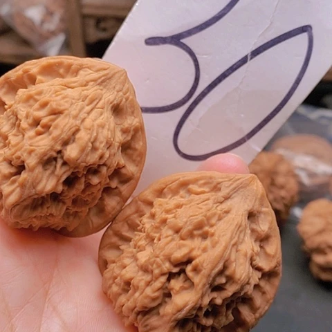 吊坠桃核43全品红狮子49克