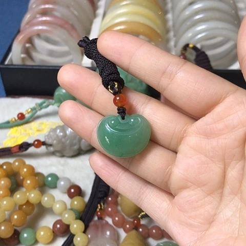颈饰未镶嵌石英质玉