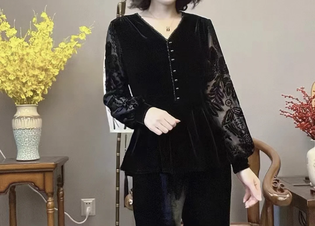 时尚重工串珠金丝绒拼接小衫