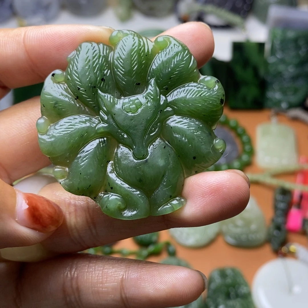 和田玉未镶嵌颈饰微瑕