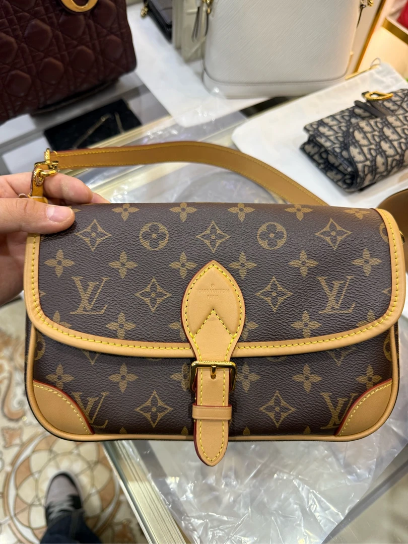 95新 LouisVuitton/路易威登 LV黑肩带法棍单肩斜挎包