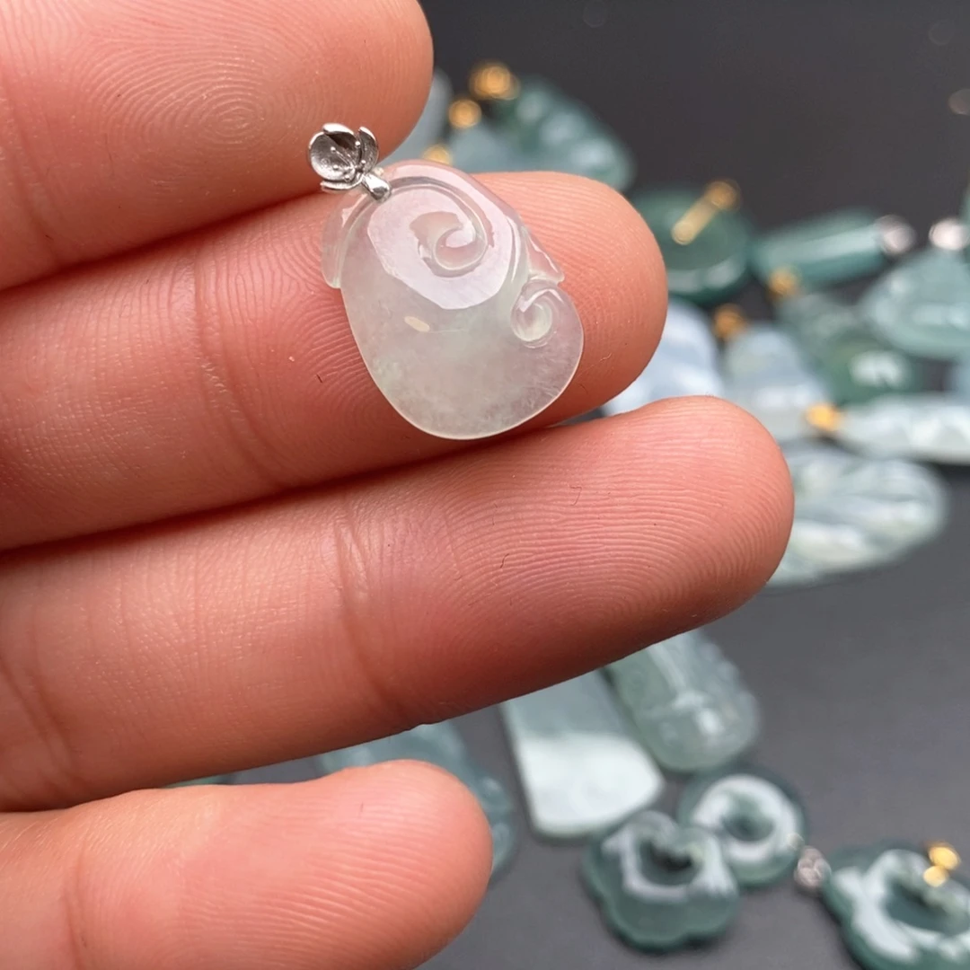 颈饰18K金镶嵌翡翠