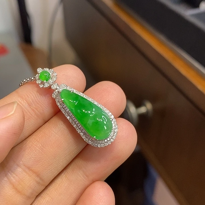 翡翠18K金镶嵌颈饰