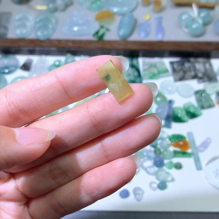 翡翠颈饰未镶嵌无事牌
