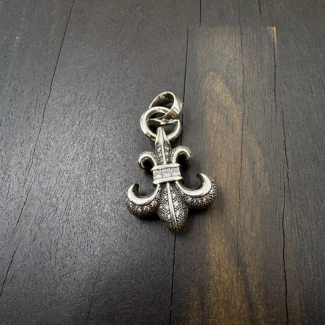 Chrome Hearts 克罗心 满钻水滴童军花吊坠