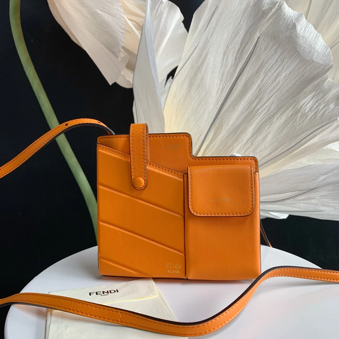 95新 FENDI/芬迪 【闲置海报款】fendi 新款手机包  8529